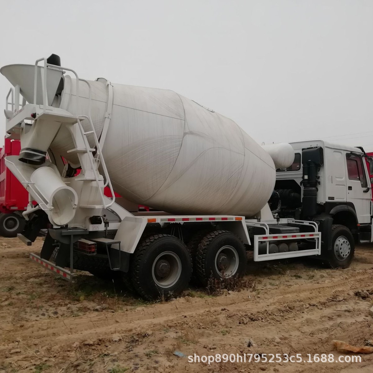 Exported to Africa: Sinotruk Howo 371/375 Horsepower Rear Eight-Wheel Mixing Tank 8*4 Concrete Mixer