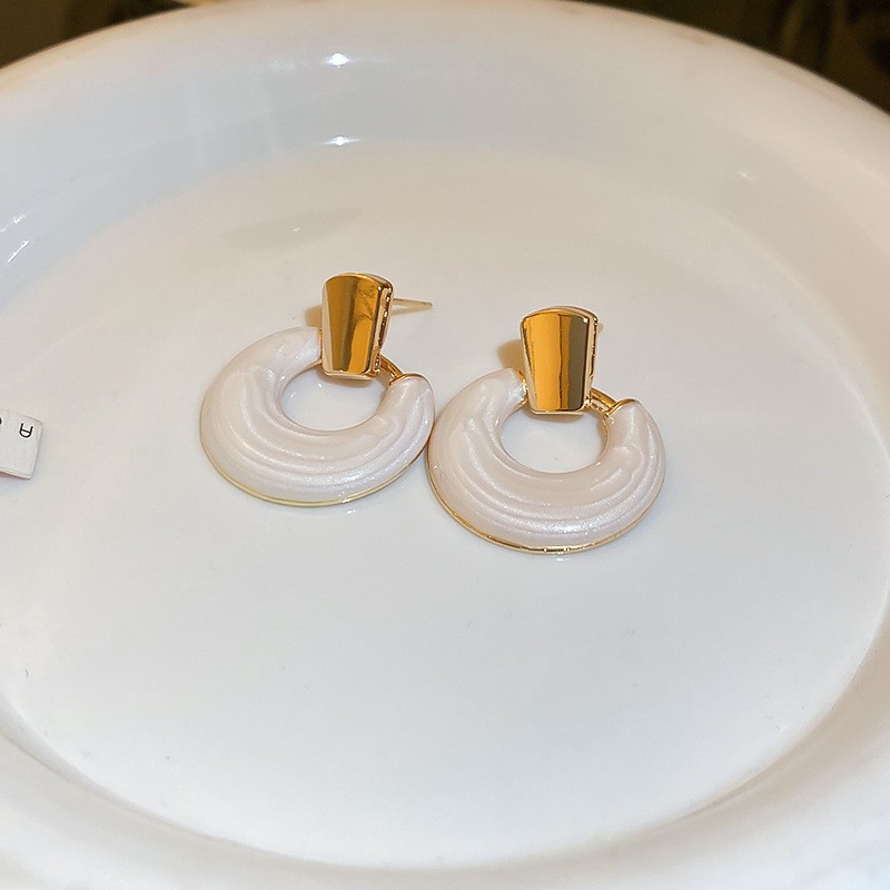 Oro real electrochapado aguja de plata gota aceite perla flor pendientes blanco simple del todo-fósforo pendientes de lujo ligero de moda
