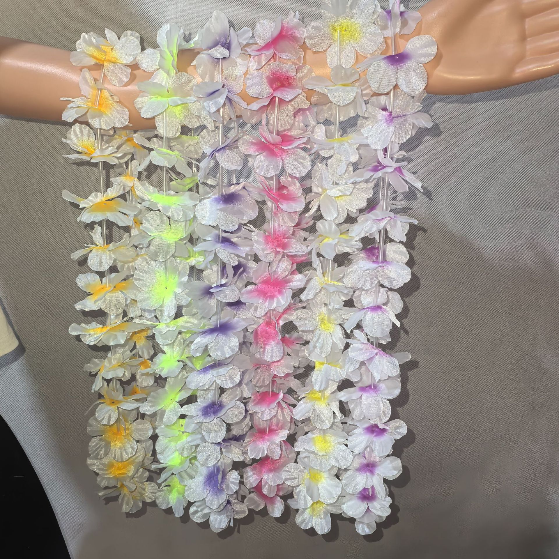 Fabricantes transfronterizos 24 pétalos de 6 cm coronas de flores de color nuevos productos festivos hawaianos de poliéster multicolor coronas de flores