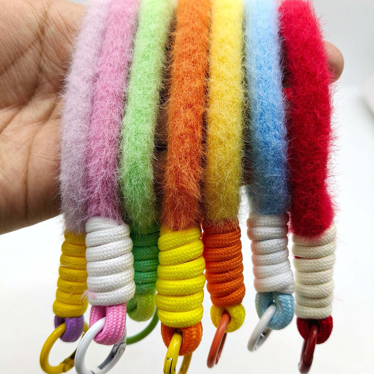 Pequeño color personalizado pelusa fresca al aire libre anti-perdida corta cuerda de teléfono móvil de visón llavero bolso colgante cuerda