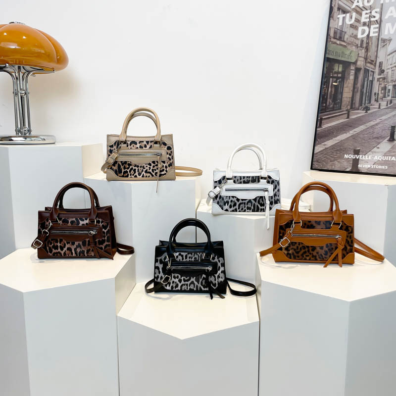 Bolso de hombro exterior simple textura casual primavera 2025 nueva moda coreana estampado leopardo bolso de mochila cuadrado