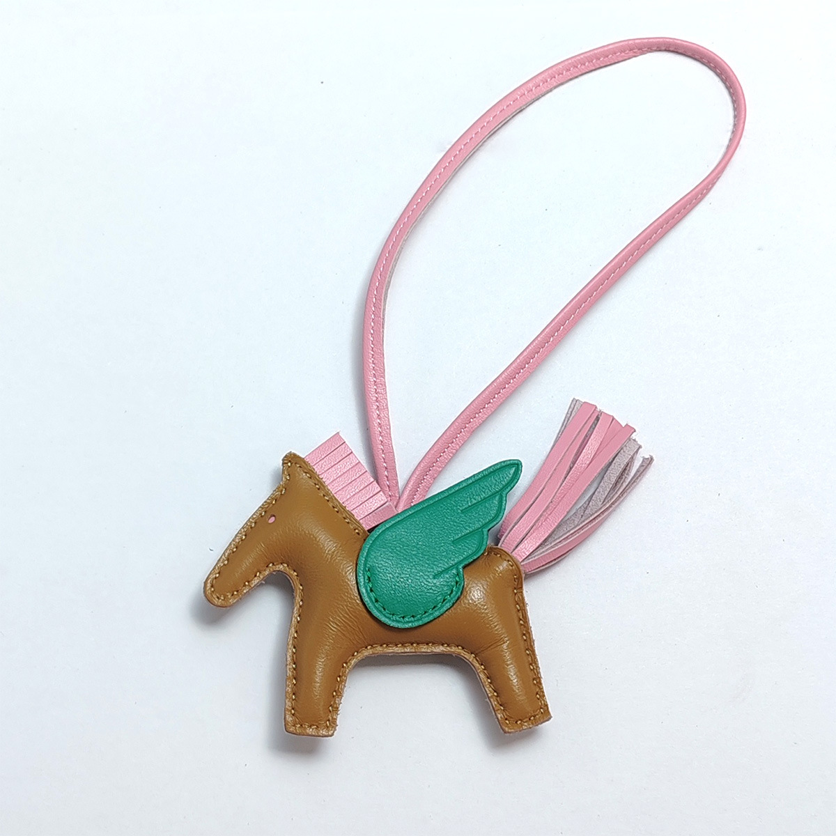 Cute Angel Little Pegasus Colgante Pit Edition H Home Colgante de bolso de caballo cosido a mano Colgante de cuero de oveja Llavero Colgante