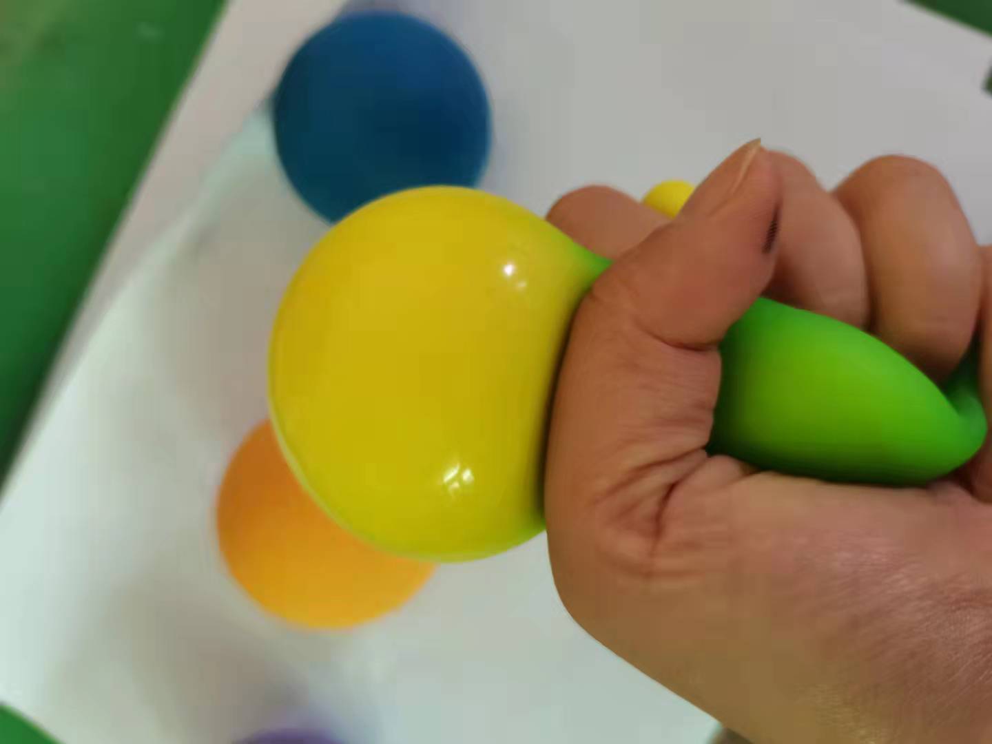 Bola de descompresión transfronteriza que cambia de color bola de tofu bola de pellizco de 6cm Bola de cambio de color de harina llena de EVA 4 pack juguetes de ventilación