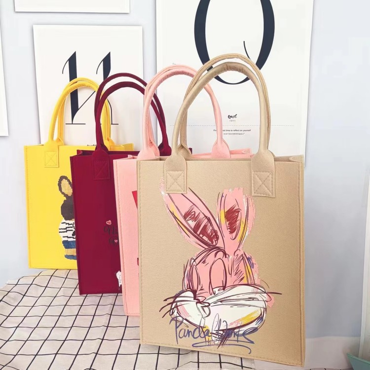 供应兔年网红新款手提毛毡包可爱卡通单肩包毛毡伴手礼托特包批发