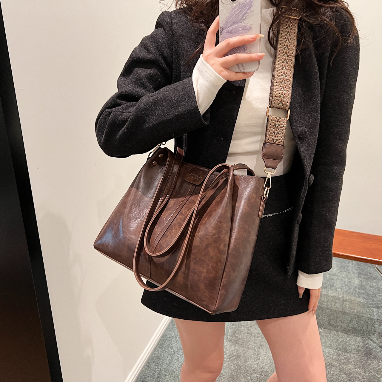 Sac fourre-tout de banlieue rétro européen et américain de grande capacité 2024 nouveau sac à main texture large bandoulière sac à bandoulière sac à bandoulière unique_voghion.com