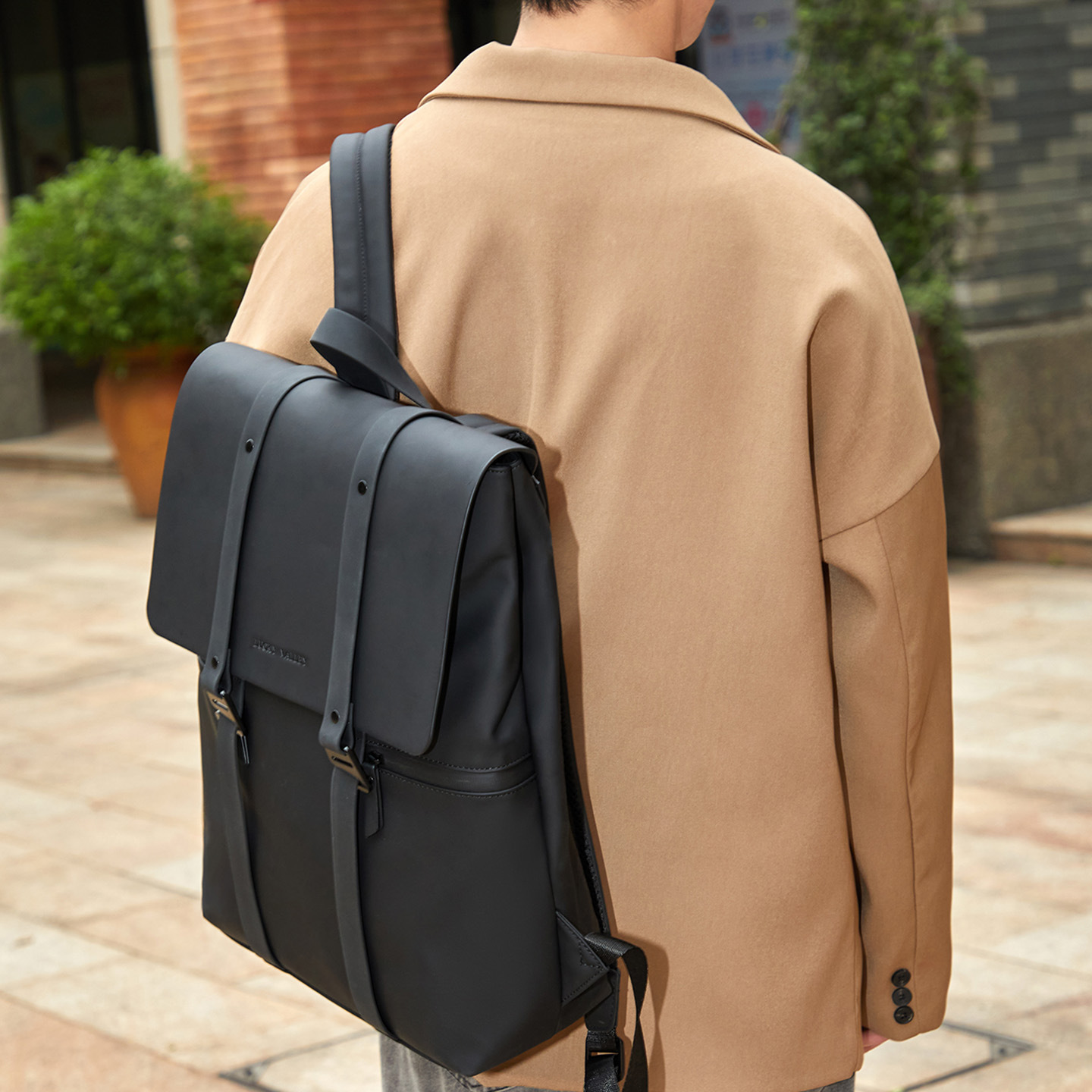 Premium Business Laptop Backpack For Men And Women, 16-Inch Leather Commuter Bag, Professional Work And School Backpack - Thumbnail 2
