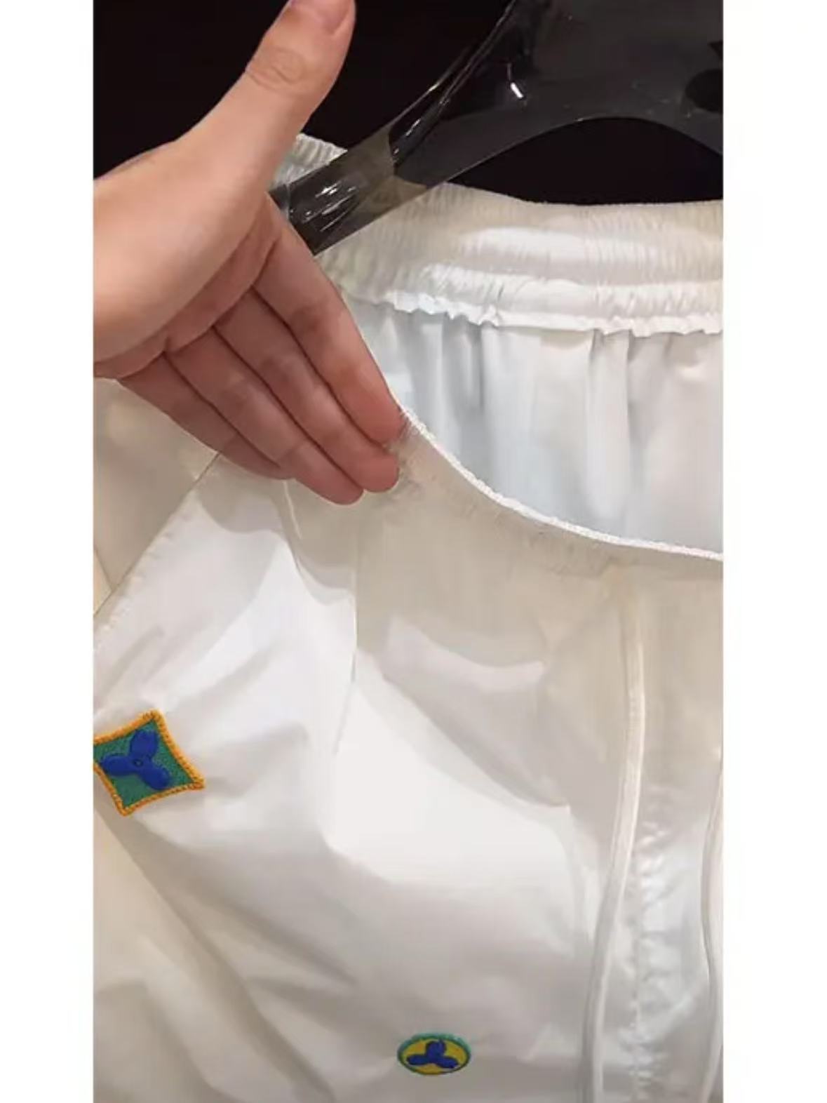 Herrshorts med broderad logotyp för sommar och strand_voghion.com