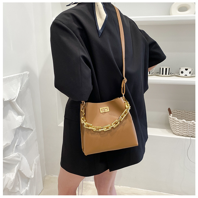 Fashion Solid Color Thick Chain Shoulder Messenger Portable Bag Wholesale display picture 16