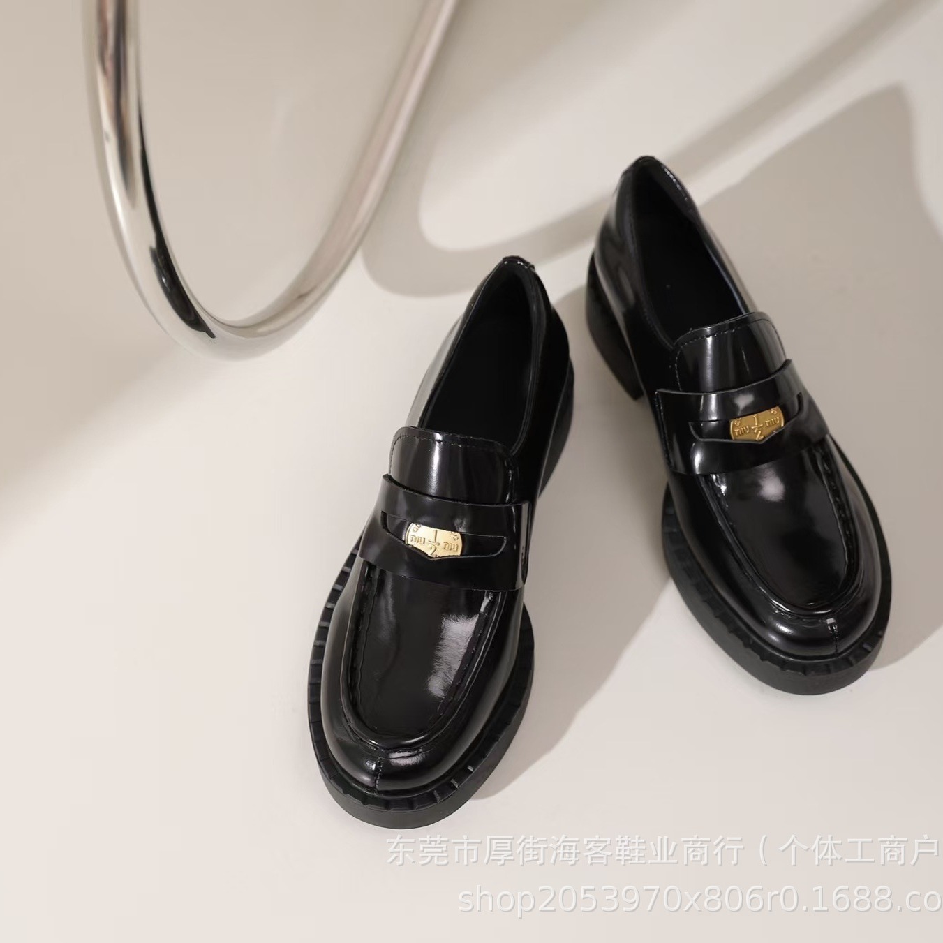 유럽과 미국의 새로운 골드 코인 슬립 온 두꺼운 밑창 로퍼 아카데믹 스타일 레트로 패션 간단한 클래식 싱글 레이어  신발-Freehip.co.kr