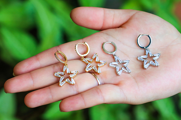 Retro Five-pointed Star Hollow Earrings Wholesale Nihaojewelry display picture 2