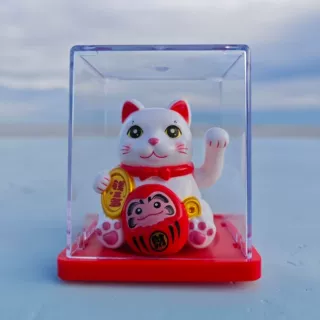 太阳能迷你招财猫小摆件摇手可爱桌面蛋糕汽车载开业礼物饰品2寸