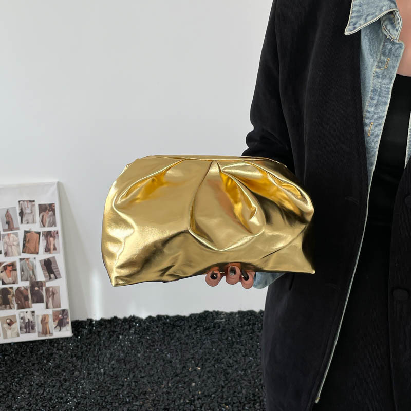 2025 bolsas de nubes plegadas de alta calidad bolsas de bolsas de bolsas de brazo nuevas bolsas de bolsas de moda casuales de hombro de mano de mujer