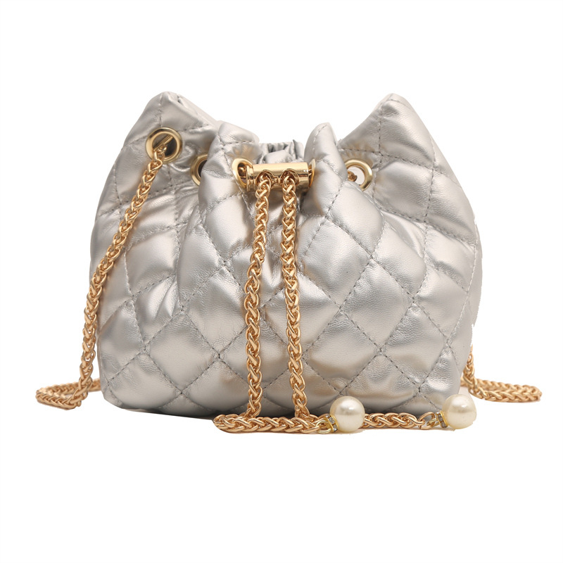 Textura de moda de gran capacidad 2024 moda de verano versión coreana de pliegues casuales de diamantes de cara suave bandolera de un solo hombro