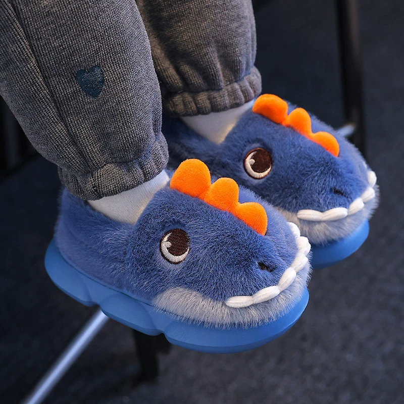 Детские меховые тапочки для мальчиков, осень-зима 2025, с мультяшным дизайном милого динозавра, закрытая пятка, теплые домашние тапочки для мальчиков из хлопка