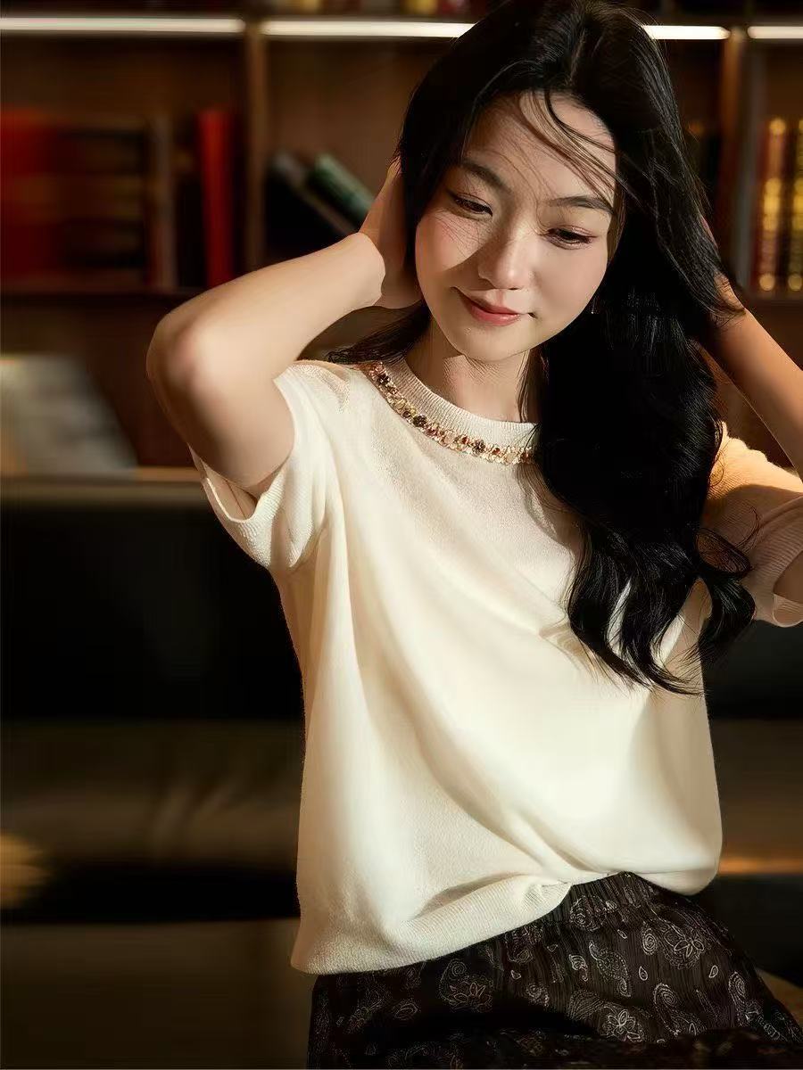Áo thun nữ tay ngắn cổ tròn chất liệu dệt kim mềm mại — đen