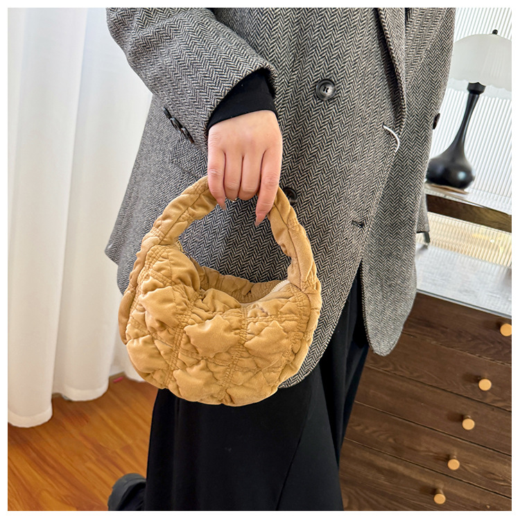 Versione coreana della nuova borsa da donna in peluche, alla moda e versatile, borsa a pieghe a forma di nuvola, borsa casual a forma di raviolo_voghion.com