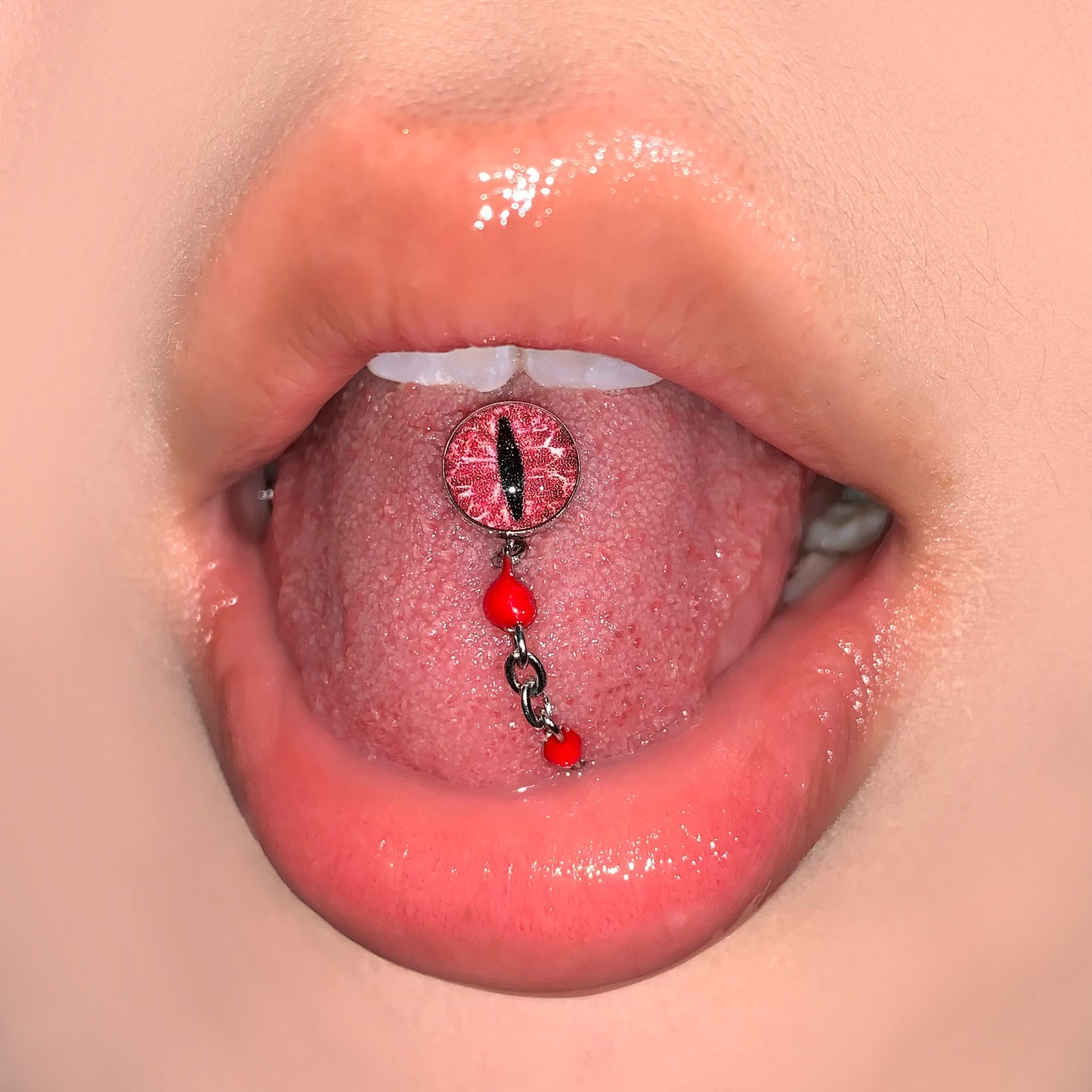 16G labret stud size and finish detail