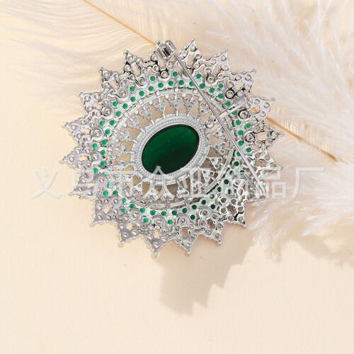 Antique-style copper Victoria emerald gem brooch, plated with 16K gold, featuring a beehive pattern with pigeon egg zirconia.