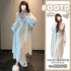秋冬は優しい風の高級な白いニットストラップワンピースを着ています。