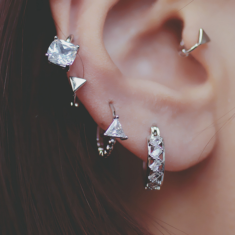 Fashionable earrings with zircon