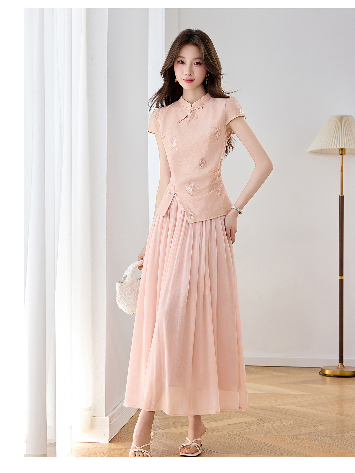 Set áo sơ mi thêu hoa kết hợp chân váy midi phong cách tân cổ điển — Màu hồng, màu trắng ngà chi tiết 11