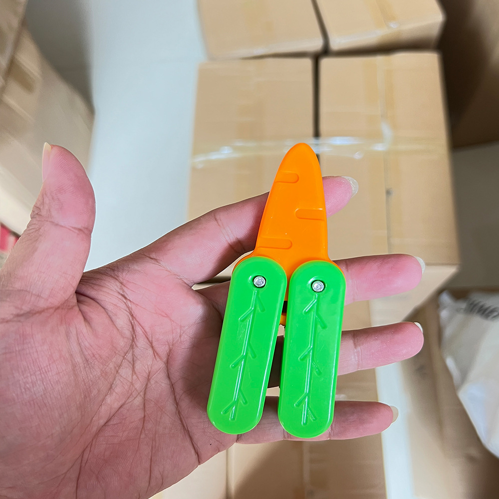 Venta al por mayor popular en línea de juguete de celebridad flash cuchillo de rábano 3D gravedad plástico hoja de descompresión juguete luminoso desnudo desgaste anti-ansiedad