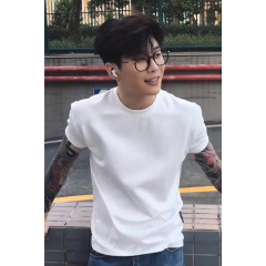 白の小さい襟元の半袖の男性のタイプの夏の2025新美式のtシャツの重いポンドの硬いまっすぐな男性の中で半袖を掛けます。