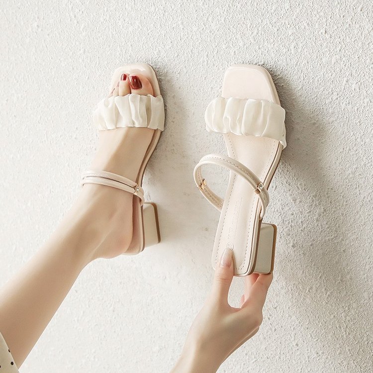 Sandalias de viento de hadas para mujeres verano 2025, nuevo estilo exterior, tacones gruesos, tacones altos franceses, dos zapatillas frías