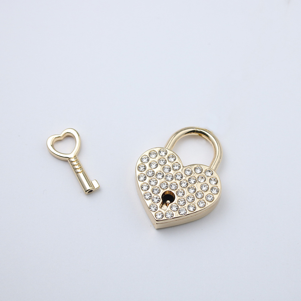 Collar de corazón con incrustaciones de diamantes y cadena móvil_voghion.com