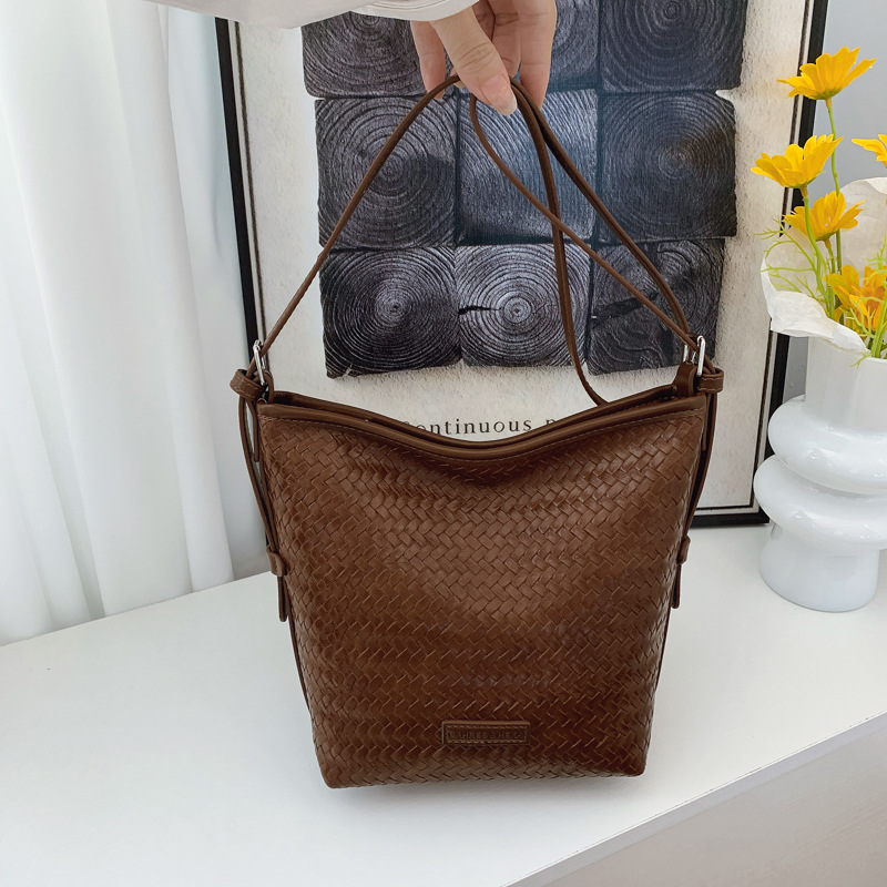 Bolsa de brazo trenzada retro para mujeres 2025, nueva moda bolso de cubo, bolso de hombro universal, bolso de alta capacidad
