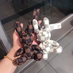 革のウサギのペンダントのキーホルダーが可愛いです。