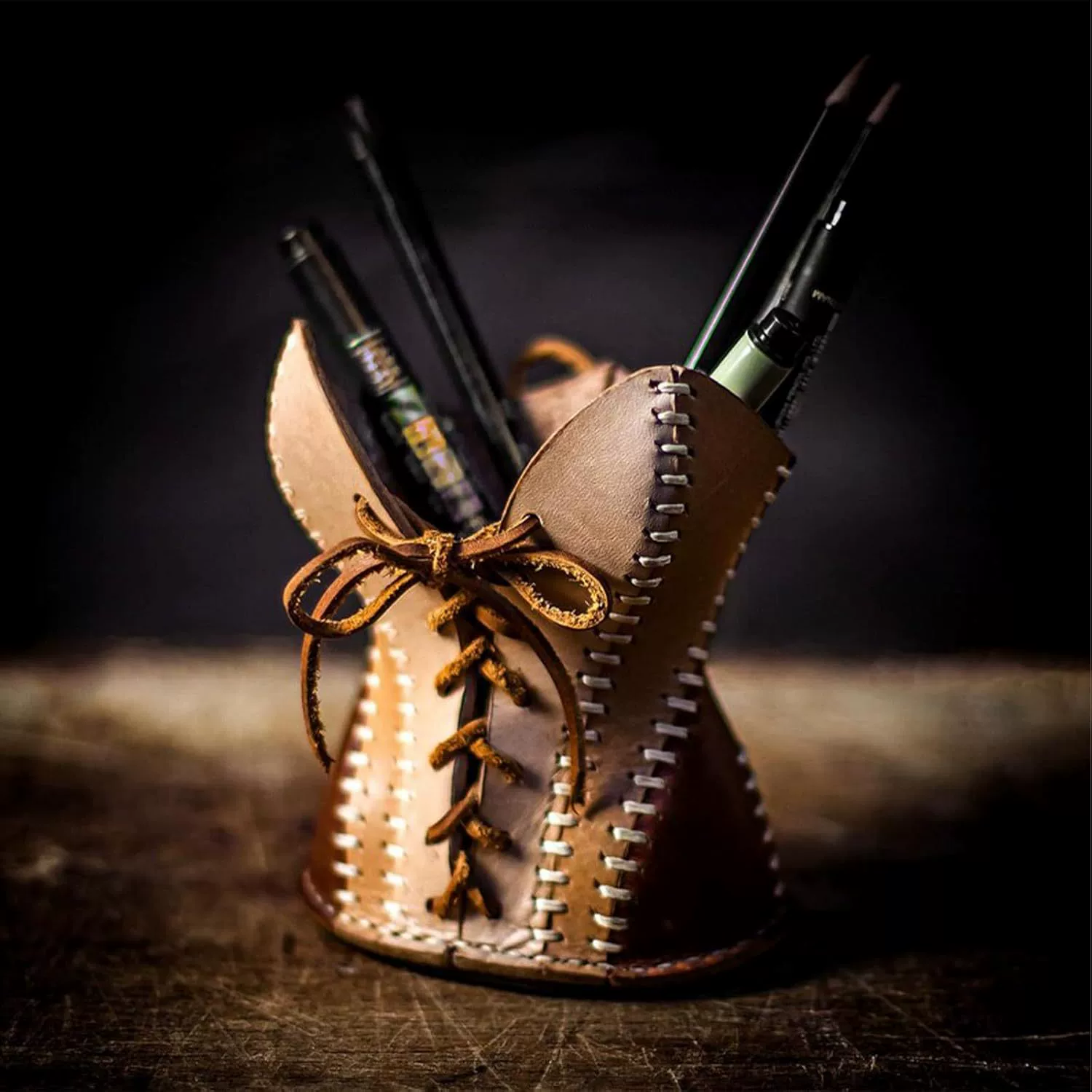 [Corset pencil cup leather ] translated to Russian should be an accurate translation of the input element, keeping format if possible. However, the input contains mixed Chinese and English and brackets. We should translate to Russian while retaining meaning: It seems to be a product: Corset pencil cup leather?