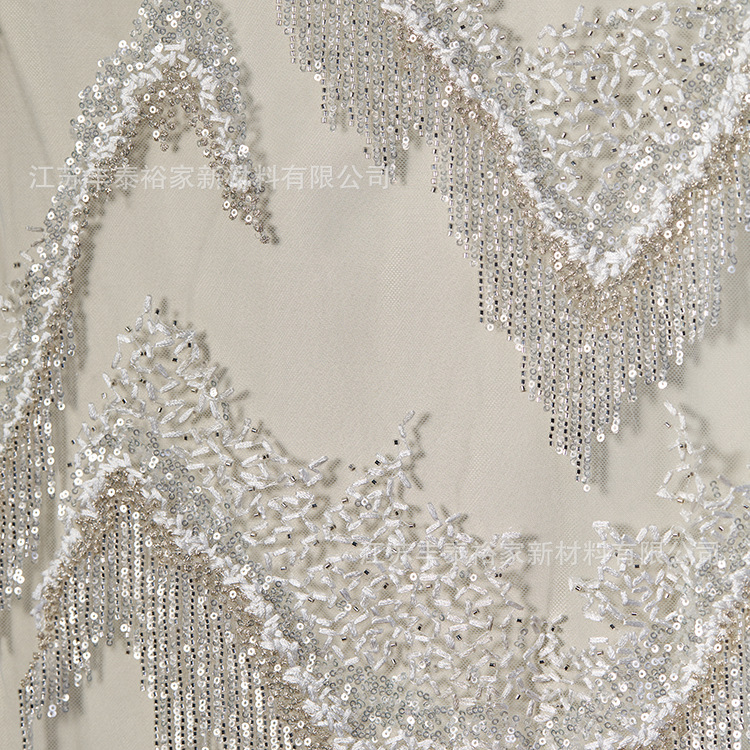 Tejido de cuentas de tela de malla blanca de alta gama bordada de tela de flores de sequillas de cuentas de clavos de perforación tridimensional cuentas de moda vestido