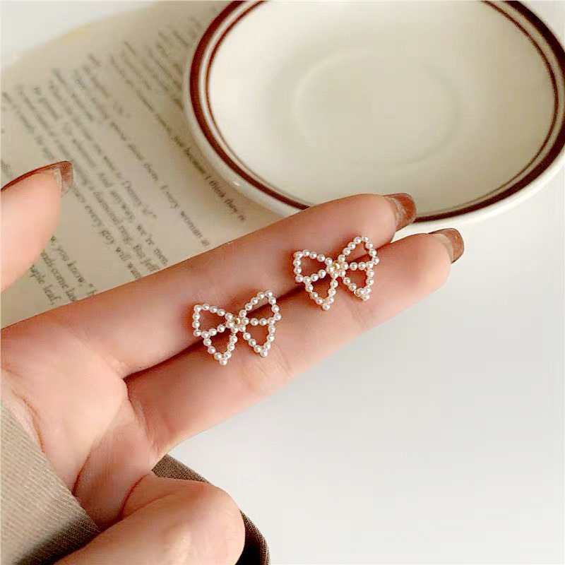 Simple Style Bow Knot Inlaid Pearls Alloy No Inlaid Earrings Ear Studs display picture 3