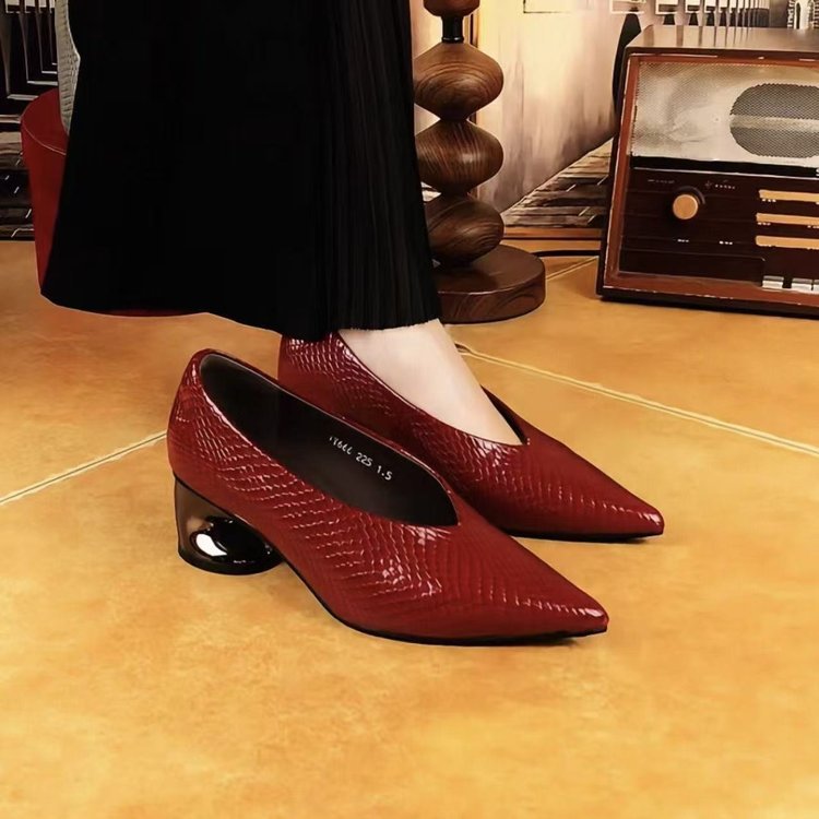 Aguda y poco profunda zapatos de talón grueso para mujeres 2026 verano y otoño explosivo nuevo patrón de serpiente un pie de zapatos de trabajo de cuero versátil