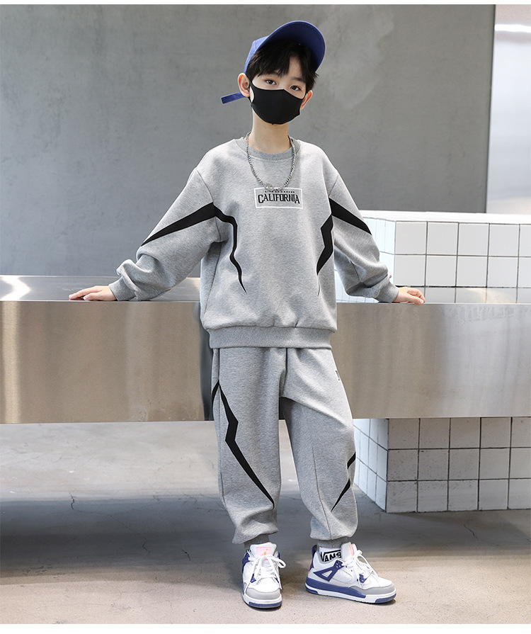 Set sport din două piese pentru băieți, primăvară-toamnă 2023, model nou, model mediu-mare, cu guler rotund, la modă și elegant_voghion.com