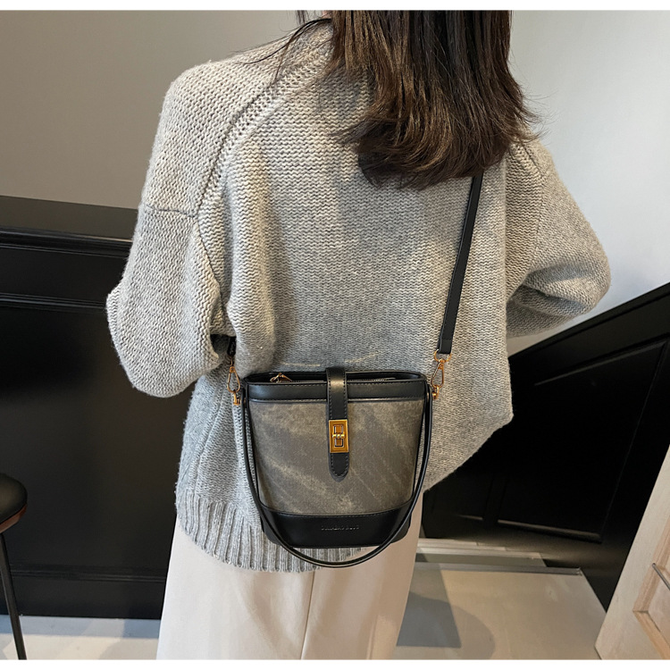 2024 New Korean-style trendy single-shoulder bag, niche design, underarm bag, fashionable and casual bucket bag, crossbody women's bag undefined