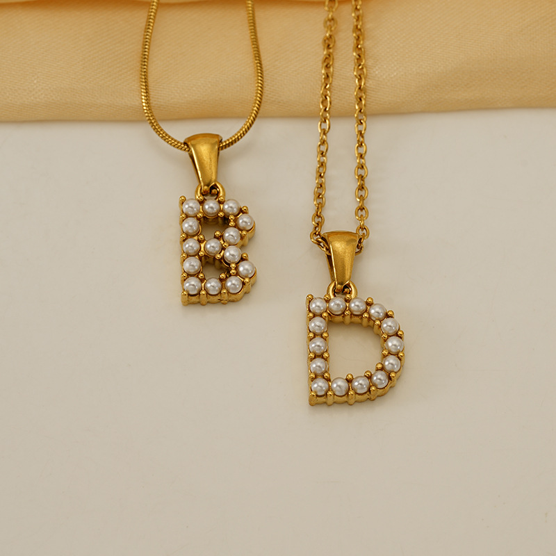 Collier avec pendentif lettre initial et chaîne serpent or_voghion.com