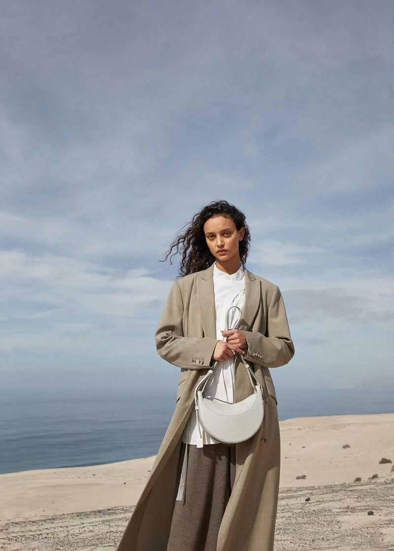 Borsa a spalla donna a mezzaluna con motivo litchi stile francese_voghion.com