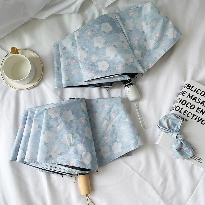 優しい風の青い花の傘は写真を撮ってきれいです。