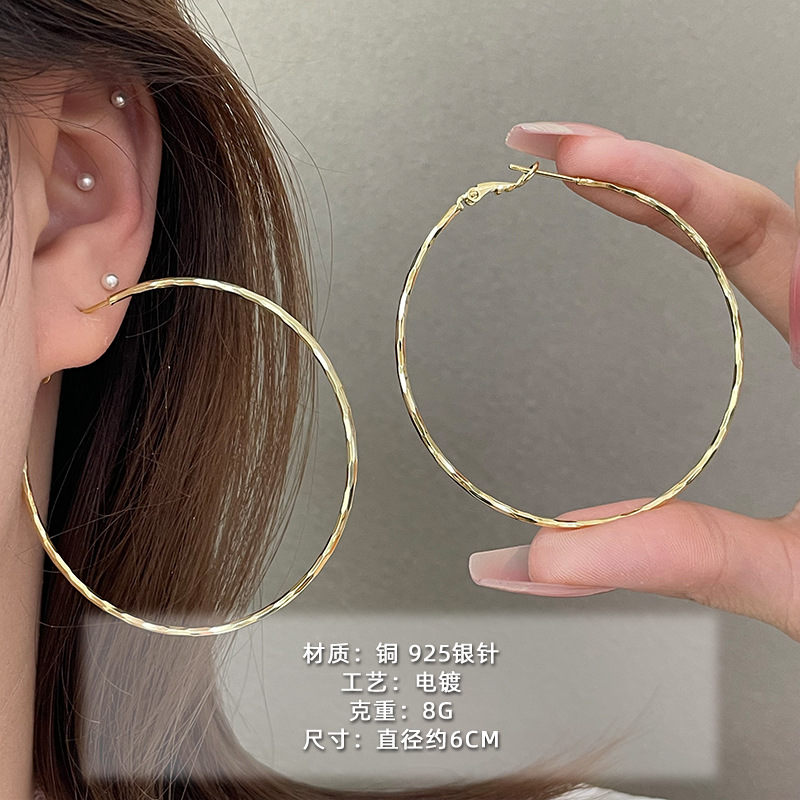 2025 nuevo estilo verano de moda anillo plateado círculo negro círculo fino temperamento europeo y americano aretes dorados de todo fósforo