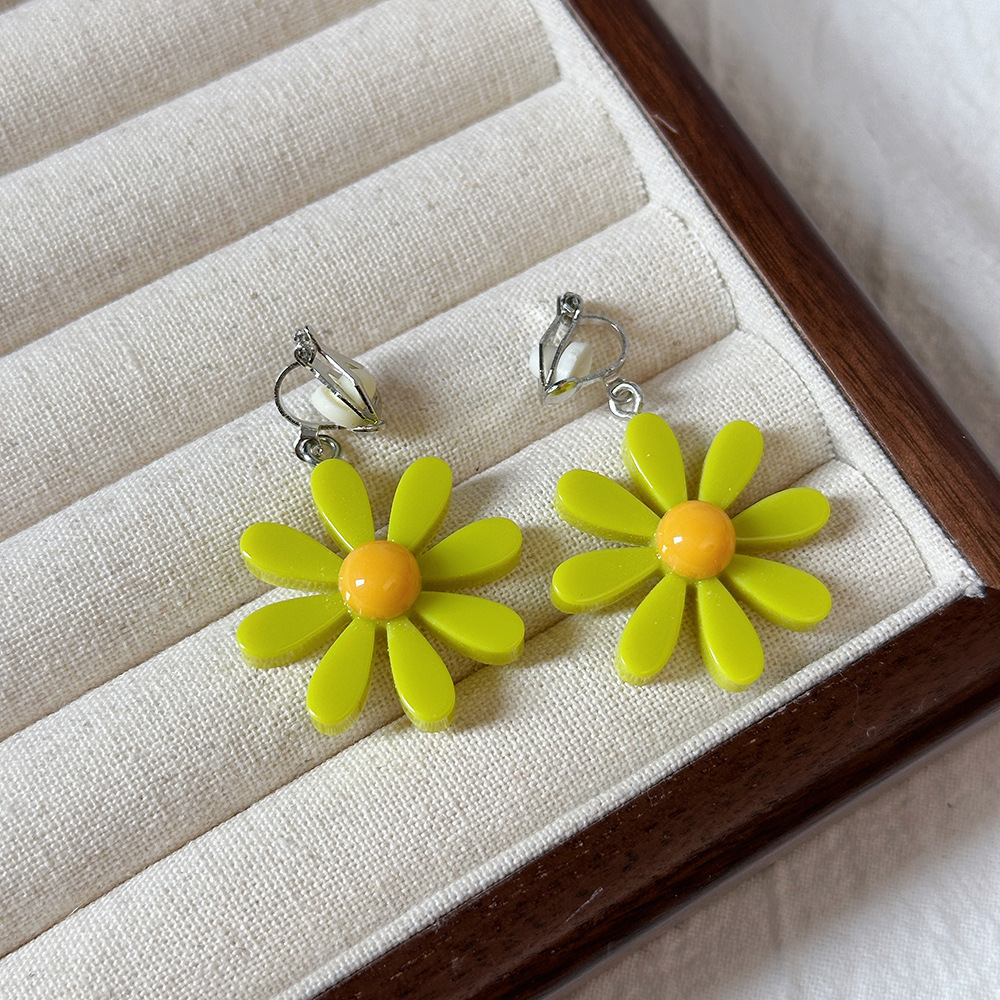 Versión coreana del temperamento de camelia, sin orejas perforadas, pinza para la oreja, flor de perla, tablero de ajedrez, pinza para la oreja triangular con diamantes, pendientes de nicho para mujeres