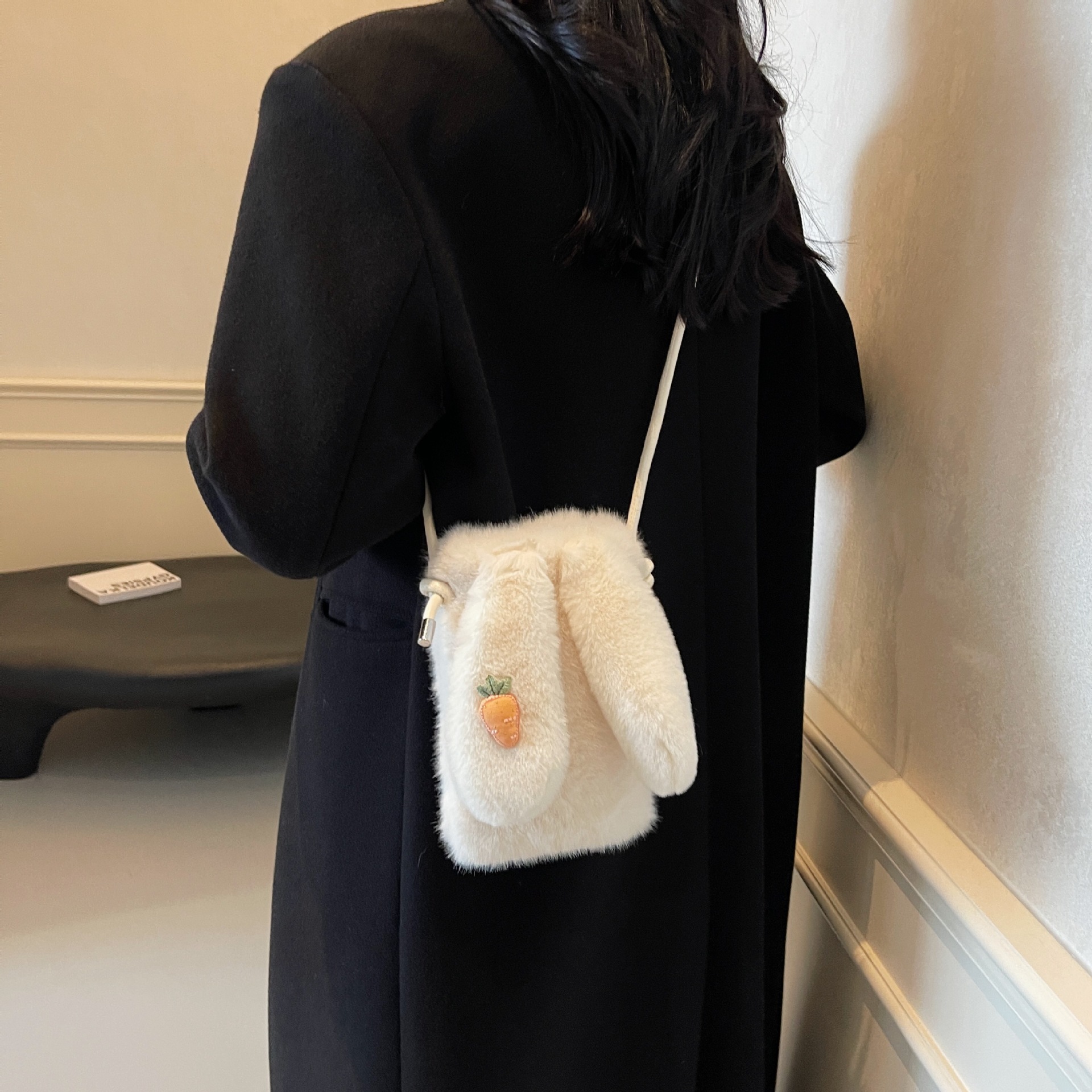 El bolso de teléfono móvil de nicho popular transfronterizo 2025 imita la moda del visón, con un bolso de pelo de oreja de conejo en un hombro.