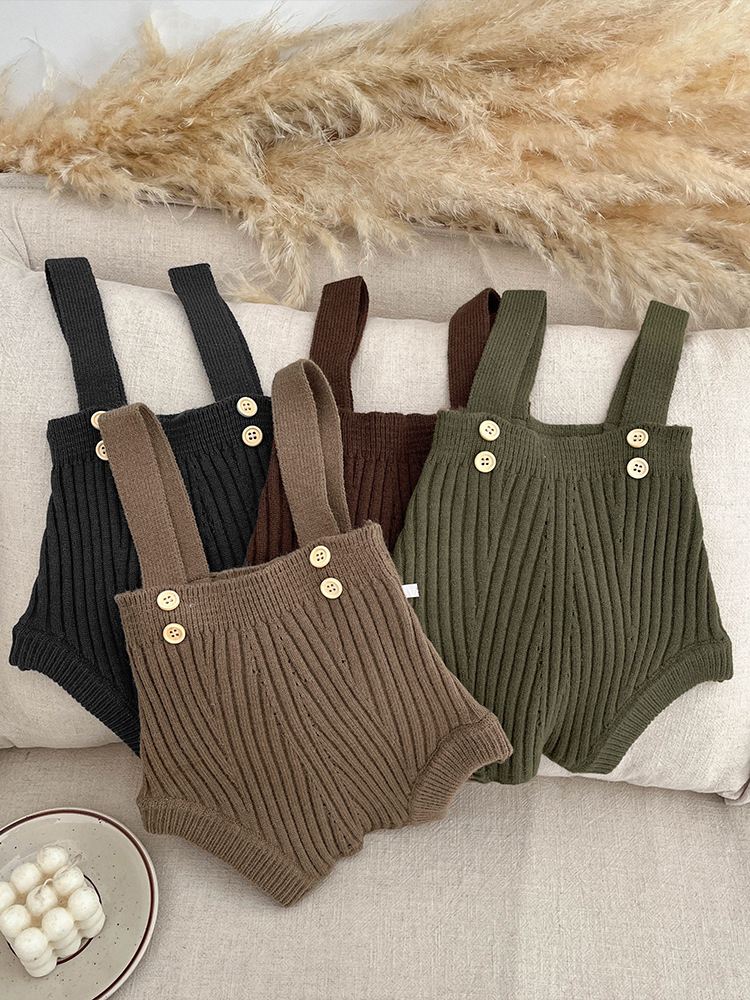 乳幼児用のニットのズボンはおならを包みます。