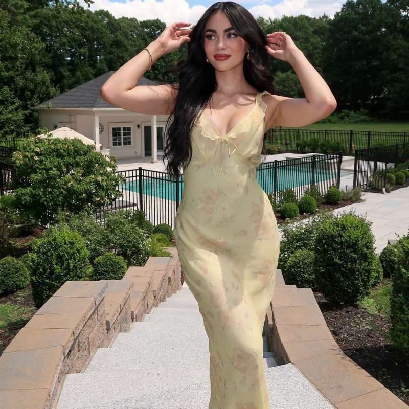 유럽과 미국의 2024 가을 새로운 여성의 섹시한 로우 컷 스파이스 소녀 휴가 스타일 빈티지 프린트 슬림 핏 슬링 원피스