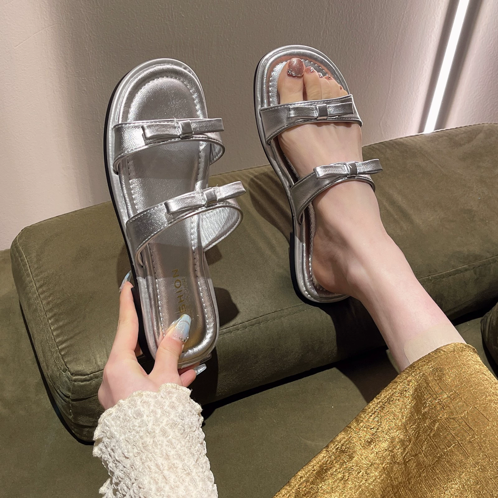 Вечерний ветерок Нежные тапочки женский 2025 новый летний модный сандалии на толстой подошве, премиальный смысл с юбкой с бантом