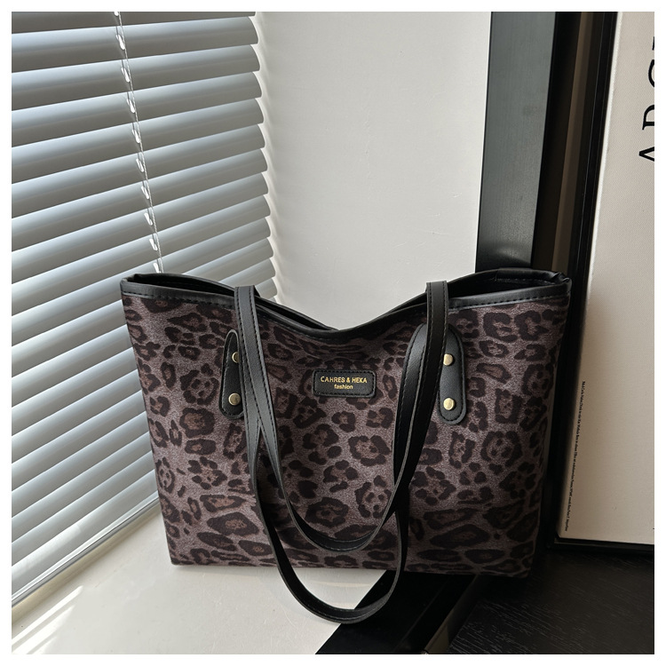 This is a new 2024 trendy and stylish large-capacity handbag for women. It is a fashionable and stylish single-shoulder tote bag for autumn and winter undefined