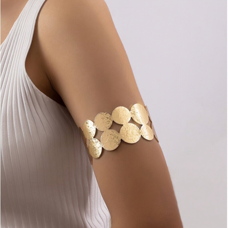 Golden Double-Layered Interlocking Circle Arm Bracelet, Fashionable and Simple Arm Accessory, Versatile and Bold European and American Style Upper Arm Band Golden Double-Layered Interlocking Circle Arm Bracelet, Fashionable and Simple Arm Accessory, Versatile and Bold European and American Style Upper Arm Band