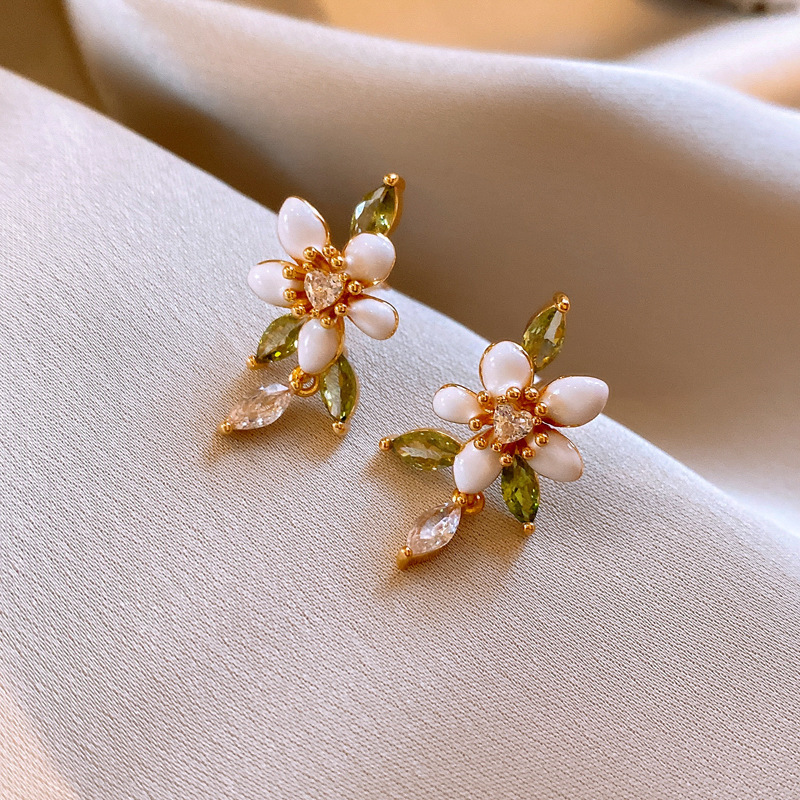 Oro real electrochapado aguja de plata gota aceite perla flor pendientes blanco simple del todo-fósforo pendientes de lujo ligero de moda