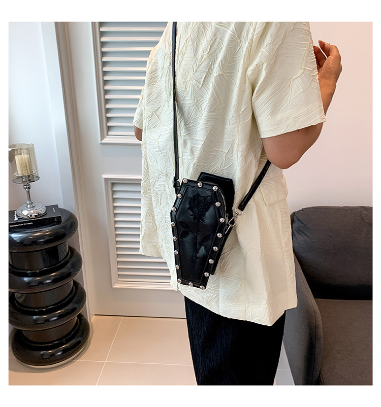 Borsa a tracolla da donna a forma di bara stile gotico nero_voghion.com